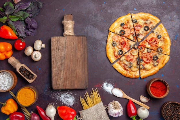 Vista dall'alto pizza a fette di funghi deliziosa pasta su superficie scura pasta alimentare cibo italiano cuocere
