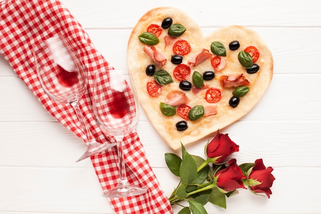 vista dall'alto pizza a forma di cuore con vino