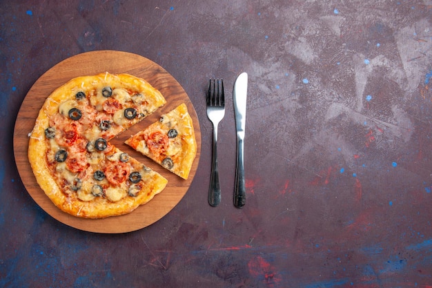 Vista dall'alto pizza ai funghi affettata pasta cotta con formaggio e olive sulla superficie scura cibo pizza italiana cuocere pasta pasto