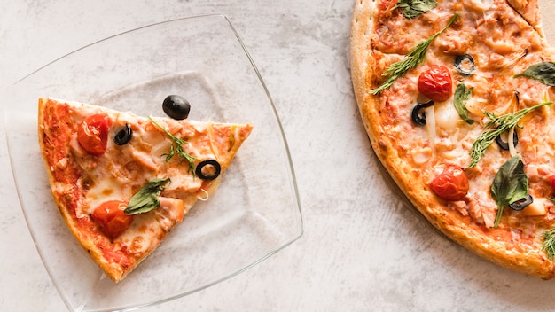 Vista dall&#39;alto pizza con fetta su un piatto