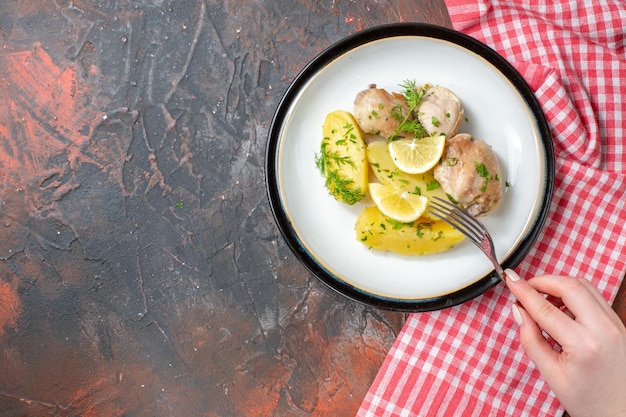 Vista dall'alto pollo bollito con patate cotte verdure e limone su sfondo scuro cucina colore piatto cibo salsa di carne calorie