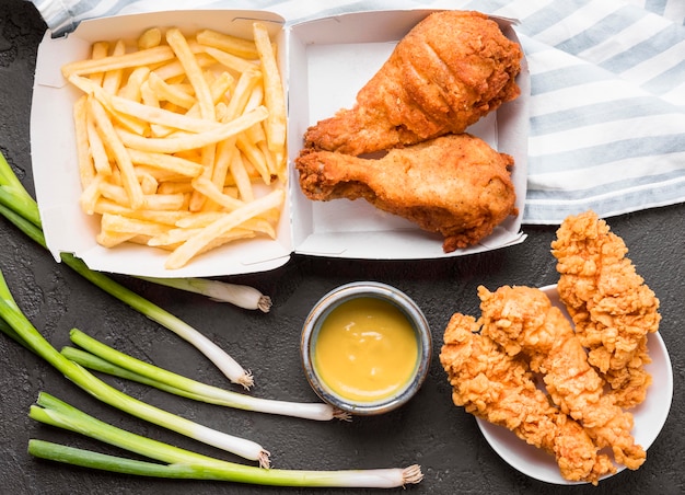 Vista dall'alto pollo fritto e patatine fritte con salsa