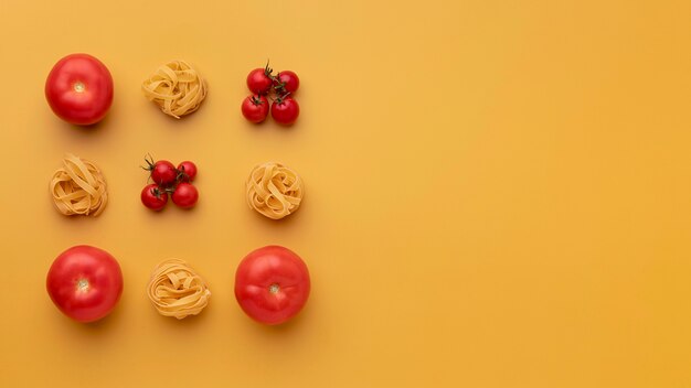 Vista dall'alto pomodori e disposizione di pasta