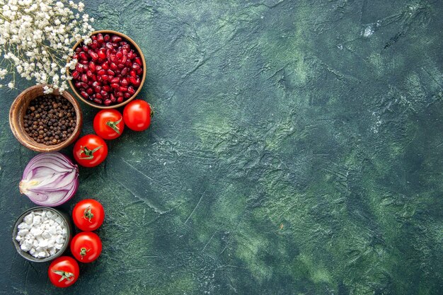 Vista dall'alto pomodori rossi freschi con condimenti su sfondo scuro insalata di farina di salute cibo colore foto dieta spazio libero