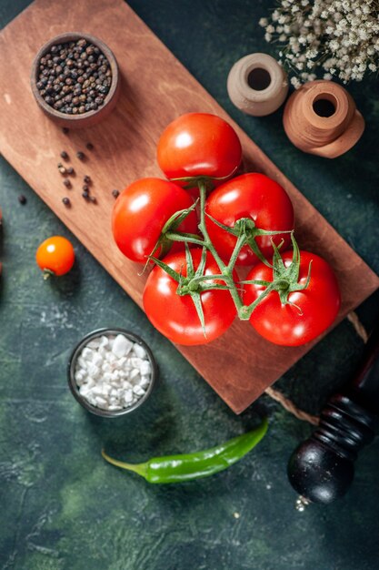 vista dall'alto pomodori rossi freschi sulla superficie scura insalata fresca matura pasto cibo pepe colore