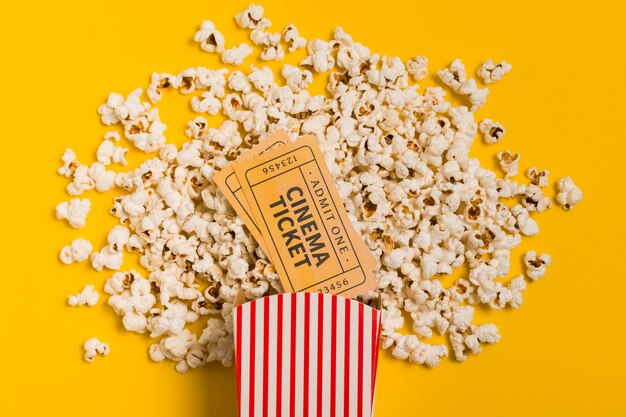 Vista dall'alto popcorn e biglietto del cinema