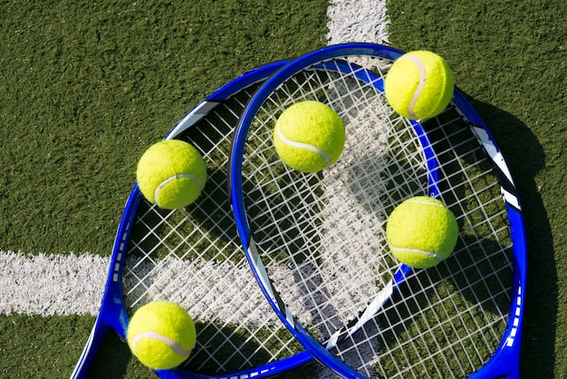 Vista dall&#39;alto racchette e palline da tennis