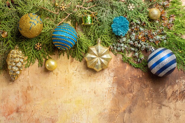 Vista dall'alto rami di abete ornamenti per alberi di Natale su sfondo beige