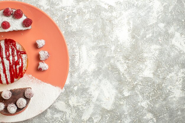 Vista dall'alto ravvicinata di un dessert dolce con salsa e bacche su sfondo di marmo