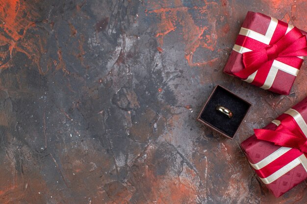 Vista dall'alto regali di san valentino con anello su sfondo scuro regalo profumo amore sentimento colore coppia donna anello matrimonio