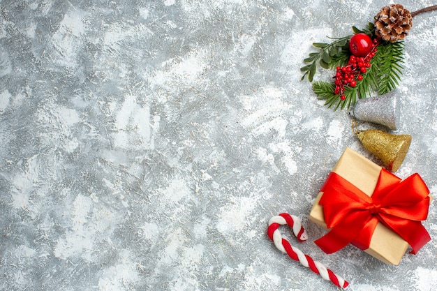 Vista dall'alto regalo di natale ornamenti di natale sul tavolo bianco grigio con spazio libero