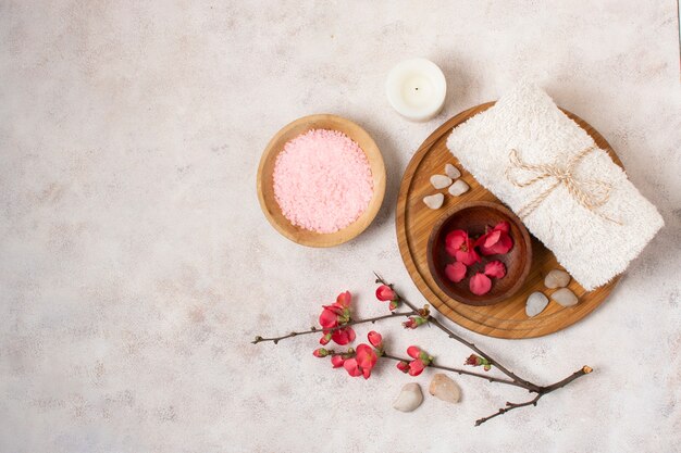 Vista dall'alto rosa spa disposizione con copia-spazio