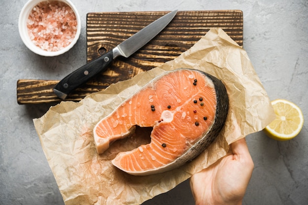 Vista dall'alto salmone con condimenti