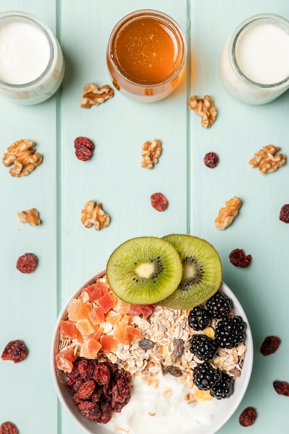 Vista dall'alto sana colazione con muesli