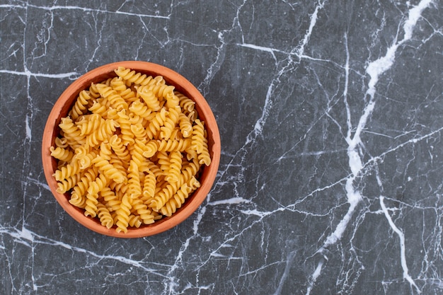 Vista dall'alto se penne di pasta cruda in ceramica.