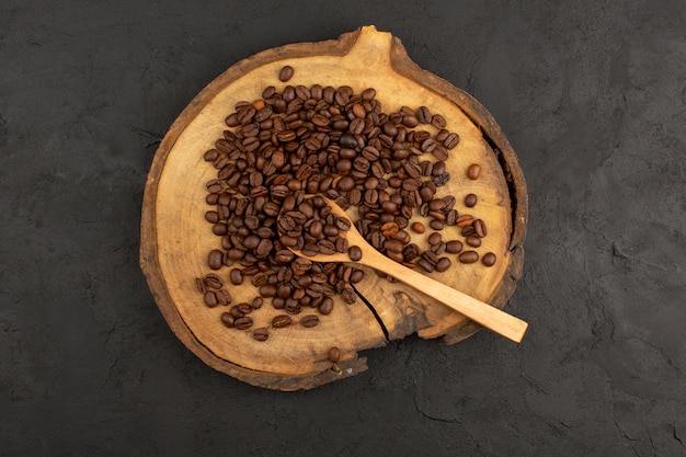 vista dall'alto semi di caffè marrone sul pavimento scuro