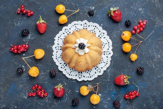 Vista dall'alto semplice torta gustosa con panna e mora insieme a frutti di bosco sulla scrivania scura torta biscotto dolce cuocere frutta