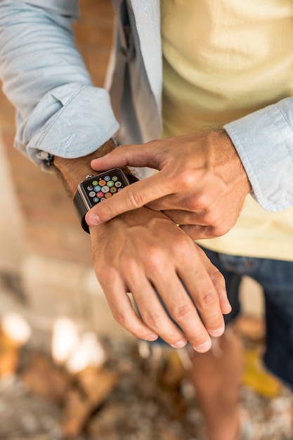 Vista dall&#39;alto smartwatch sul braccio dell&#39;uomo