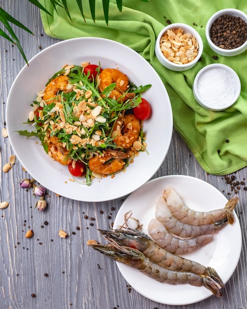 Vista dall'alto sorride insalata con rucola noci gamberi e pomodorini