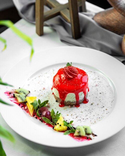 Vista dall'alto soufflé con glassa alla fragola con decorazioni di frutta su un piatto