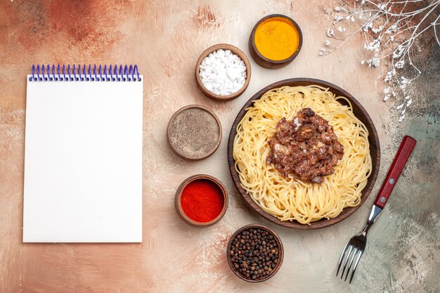 Vista dall'alto spaghetti cotti con carne macinata su un tavolo leggero pasta di pasta di carne