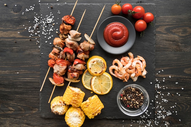 Vista dall'alto spiedini di pollo alla griglia con verdure