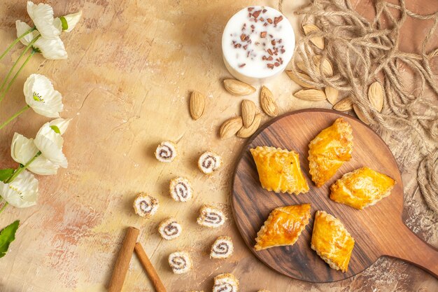 Vista dall'alto squisiti pasticcini di noci con noci sullo scrittorio di legno