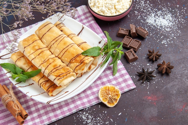 Vista dall'alto squisiti pasticcini dolci con ricotta e marmellata su sfondo scuro biscotto zucchero torta dolce tè