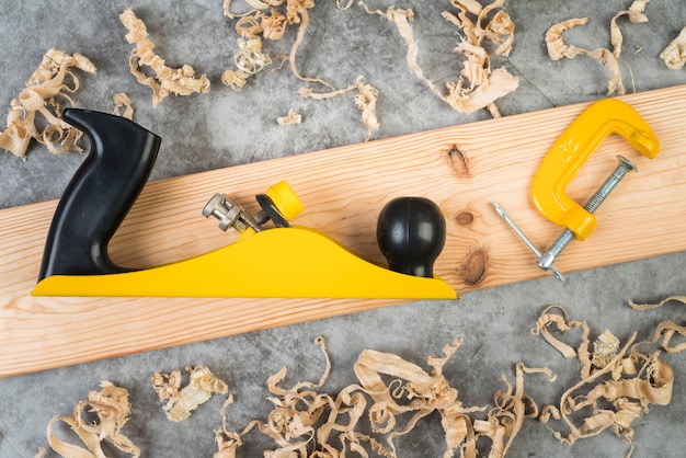 Vista dall'alto strumenti per la lavorazione del legno