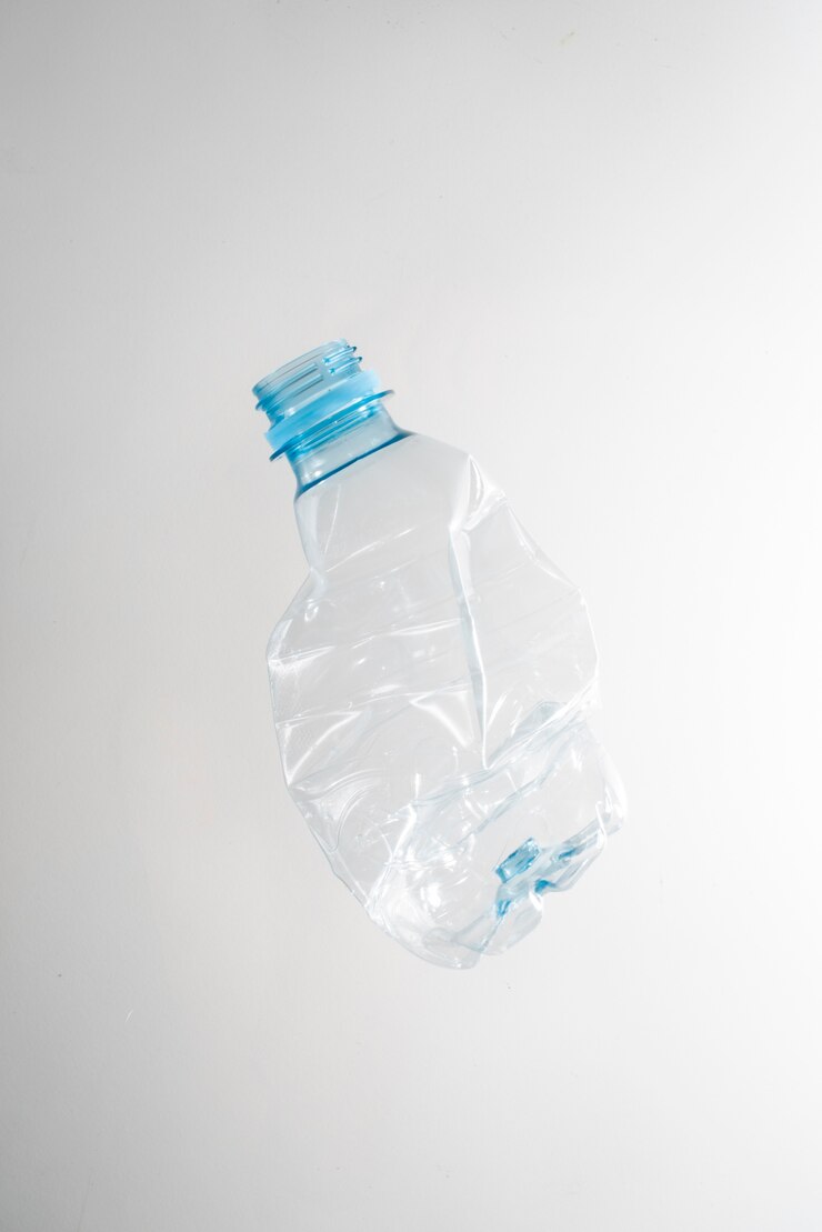 Foto gratuito vista dall'alto su bottiglie di plastica