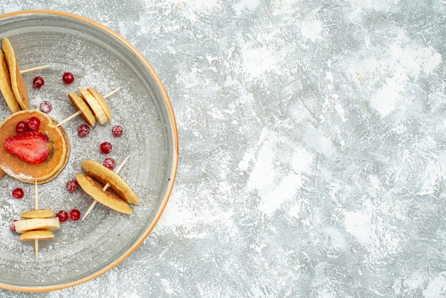 Vista dall'alto su deliziose frittelle con vari ingredienti