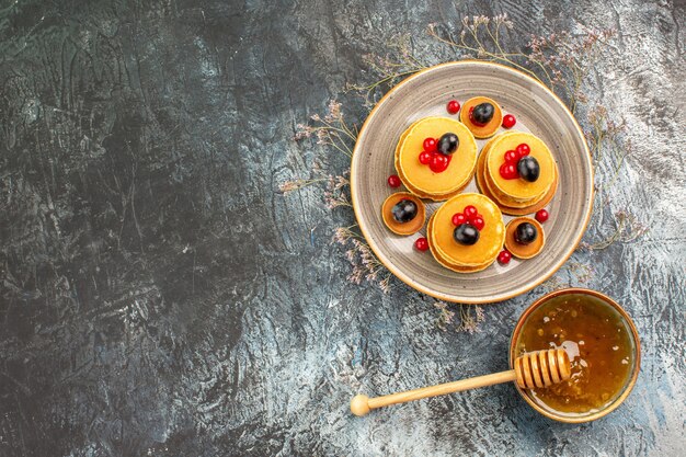 Vista dall'alto su deliziose frittelle con vari ingredienti