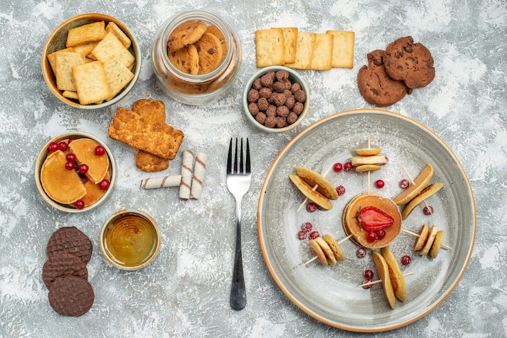 Foto gratuito vista dall'alto su deliziose frittelle con vari ingredienti