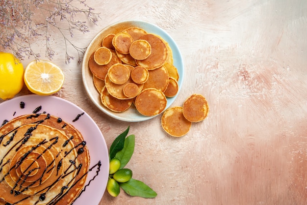 Vista dall'alto su deliziose frittelle con vari ingredienti