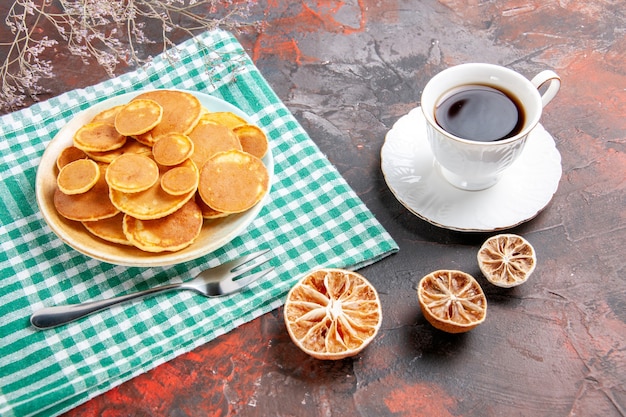 Vista dall'alto su deliziose frittelle con vari ingredienti