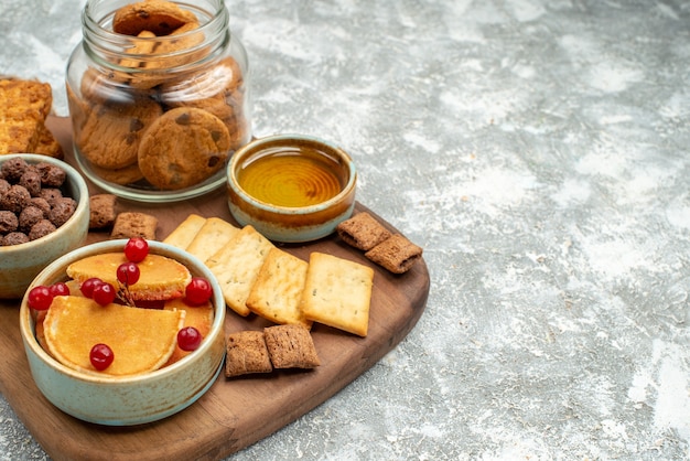 Vista dall'alto su deliziose frittelle con vari ingredienti