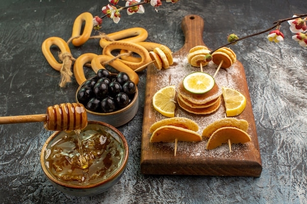 Vista dall'alto su deliziose frittelle con vari ingredienti