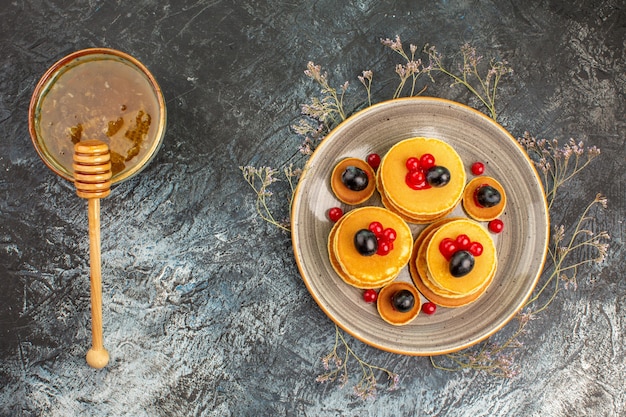 Vista dall'alto su deliziose frittelle con vari ingredienti