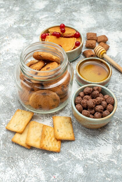 Vista dall'alto su deliziose frittelle con vari ingredienti