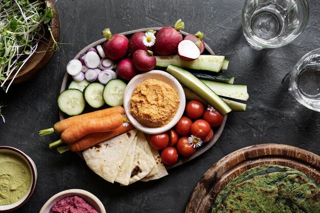 Vista dall'alto su hummus colorato