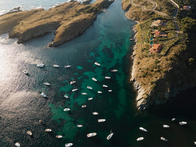 Vista dall'alto su molte barche in viaggio