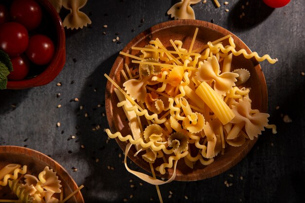 Vista dall'alto su una deliziosa pasta cruda