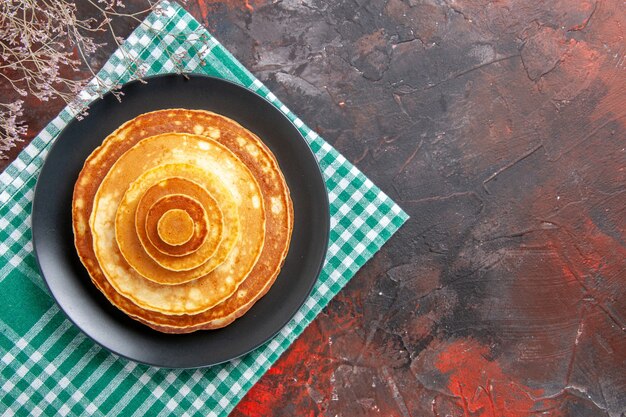 Vista dall'alto su una pila di deliziosi pancake