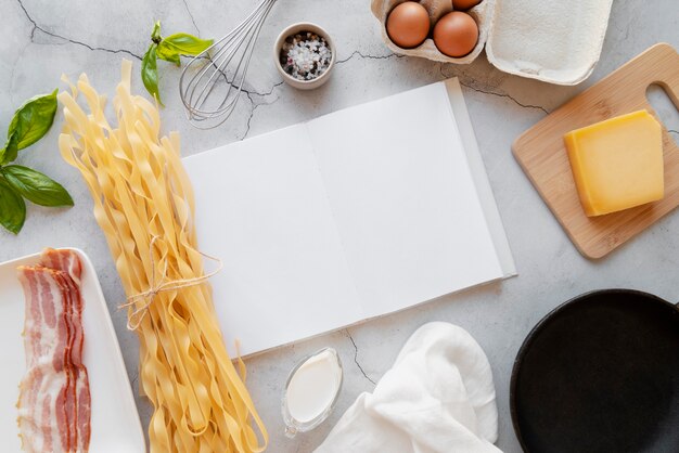 Vista dall'alto sul concetto di natura morta del libro di ricette