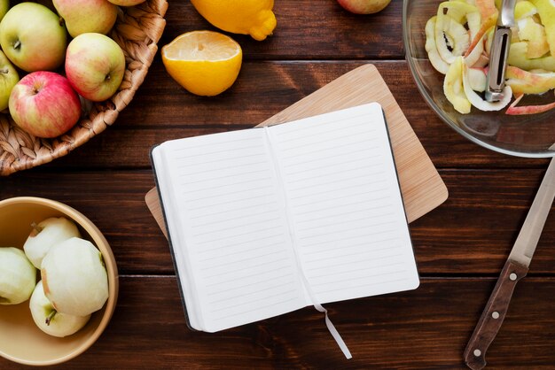 Vista dall'alto sul concetto di natura morta del libro di ricette