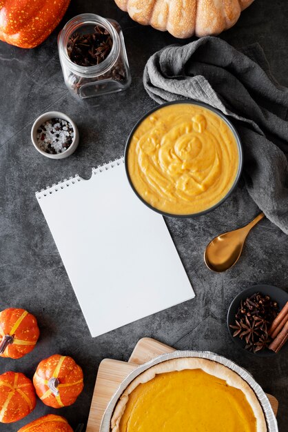 Vista dall'alto sul concetto di natura morta del libro di ricette