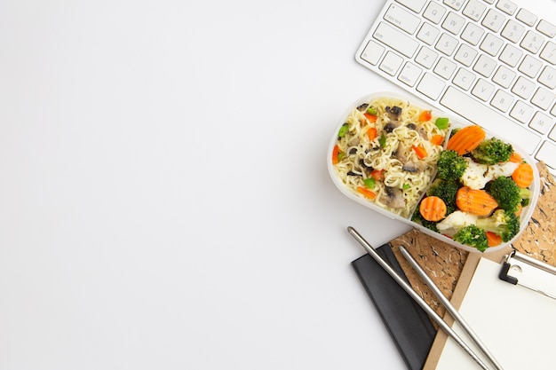 Vista dall'alto sul posto di lavoro moderno disposizione con cibo e copia spazio