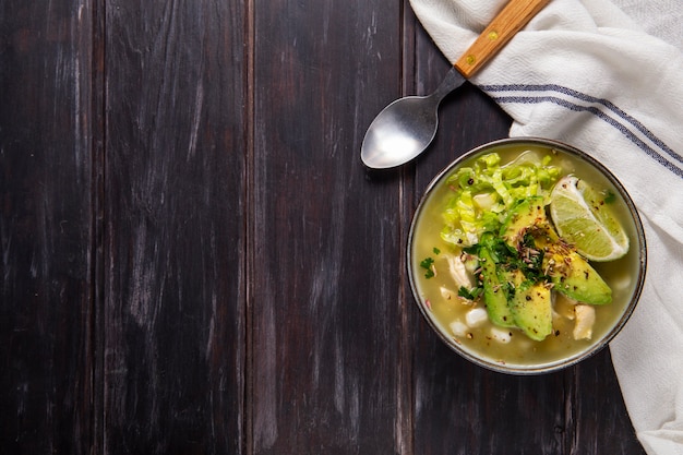 Vista dall'alto sull'appetitosa ciotola di pozole