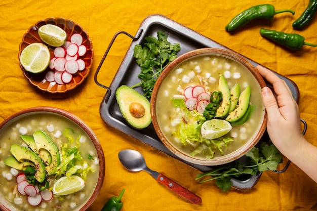 Vista dall'alto sull'appetitosa ciotola di pozole