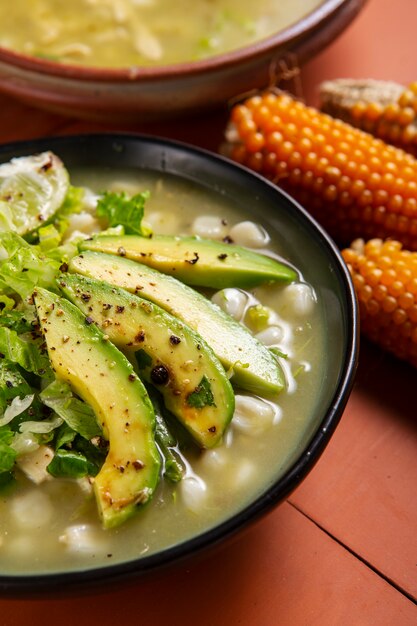 Vista dall'alto sull'appetitosa ciotola di pozole